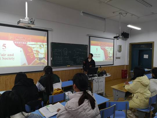 说明: C:\Users\Lenovo\Desktop\外国语公司宪法宣传周活动材料\法治教育进课堂总结、照片\英语系法治教育进课堂\朱晓丽.jpg